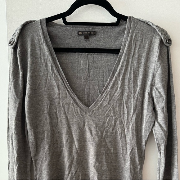 BURBERRY Gray V Neck Sweater Size Large Braided Shoulder Detailing - Picture 2 of 8
